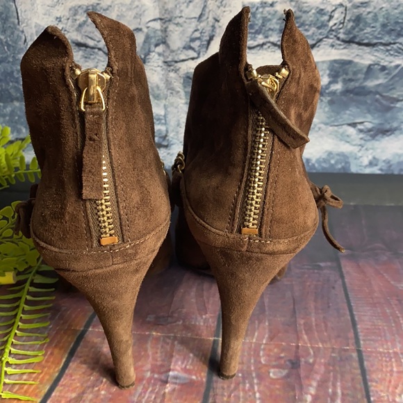 B Makowsky Suede Bold Gold Chain Link Heeled Booties - Picture 4 of 12